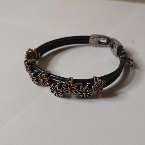 Lucky 🍀 Brand Flower Bracelet EUC - Picture 6 of 10